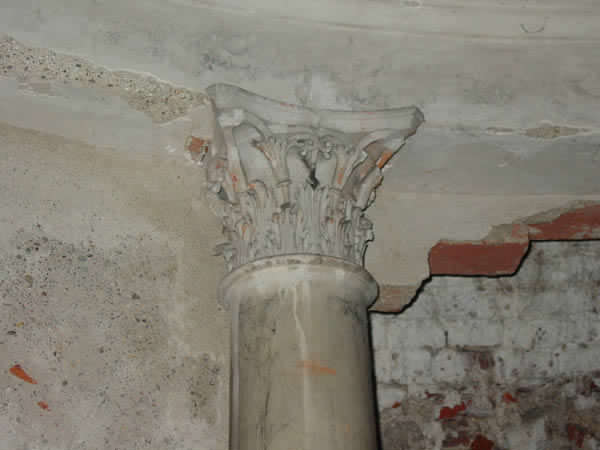 Parco di Villa Finzi. Tempio della notte. Particolare delle colonne